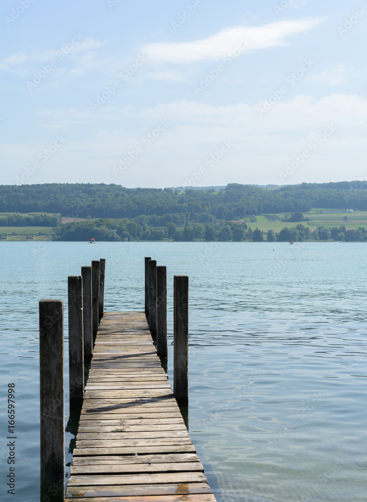 Bootssteg am See im Hochformat