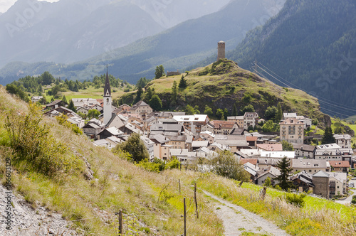 Ardez, Dorf, Steinsberg, Ruine, Burgruine, Felsen, Kirche, Bergbauer, Engadin, Unterengadin, Alpen, Graubünden, Feldweg, Wanderweg, Sommer, Schweiz photo