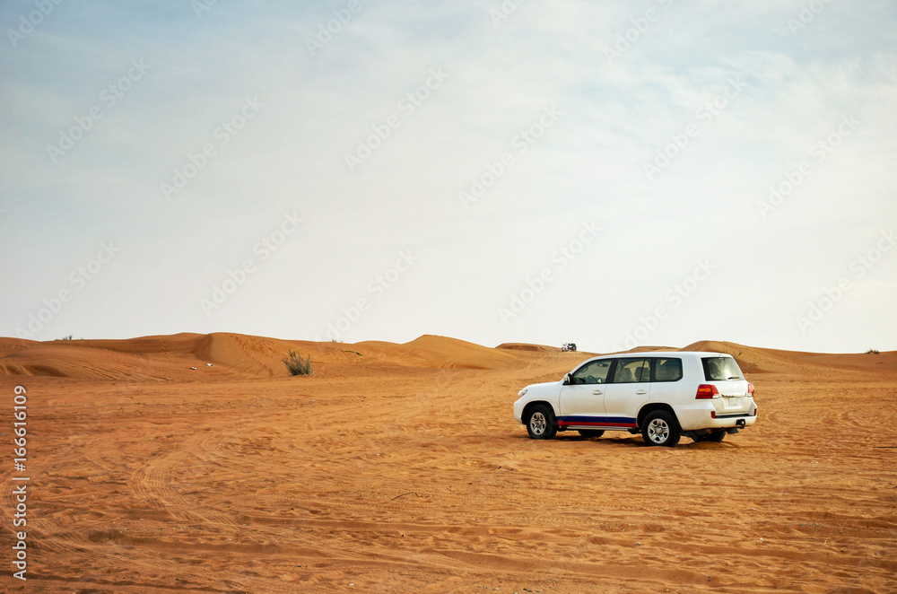 Geländewagen oder SUV in der Wüste
