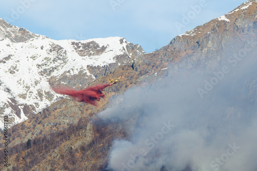 canadair in azione su incendio boschivo in montagna