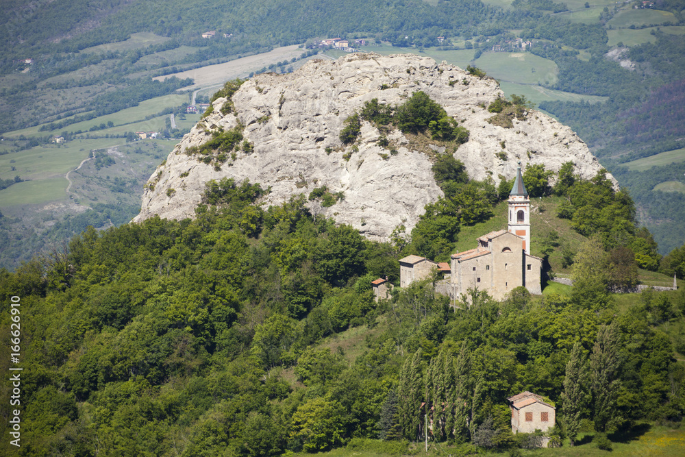 Italia, Appennino Tosco Emiliano, una chiesetta a ridosso di una collina sull'appennino.