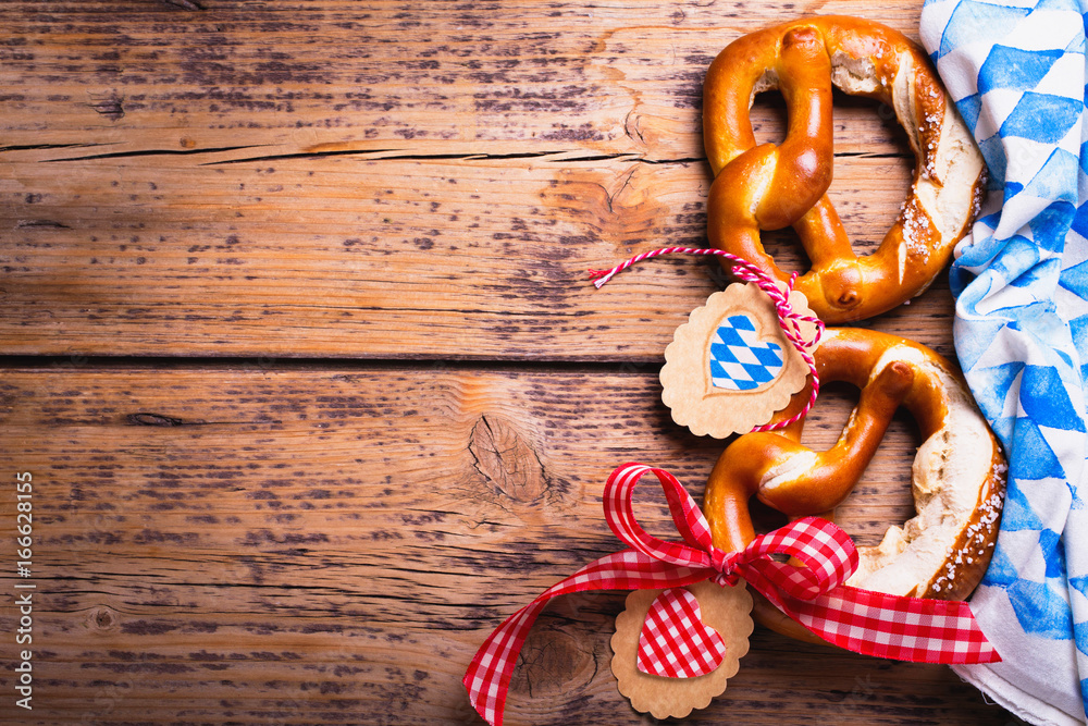 Oktoberfest - Brezeln mit Bayern Deko auf Holz Stock Photo | Adobe Stock