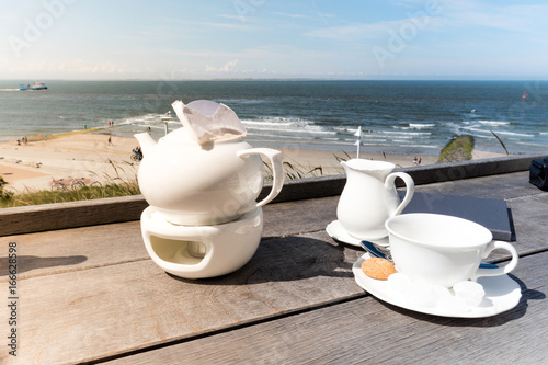 Ostfriesische Teekultur; Kanne mit Tee am ziehen auf dem Stövchen, Norderney, Ostfriesische Inseln, Deutschland