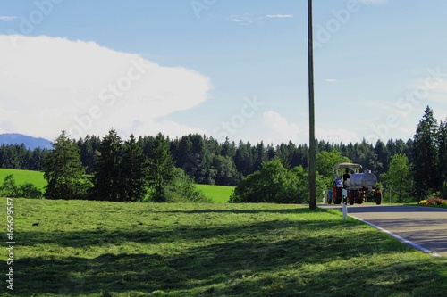 Bauer auf Traktor, frisches Heu, Alpenvorland