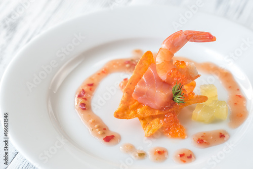 Corn chip with shrimps and salmon