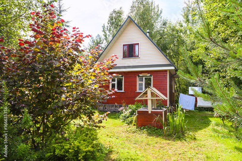 Tableau sur toile new cottage and well on backyard in village