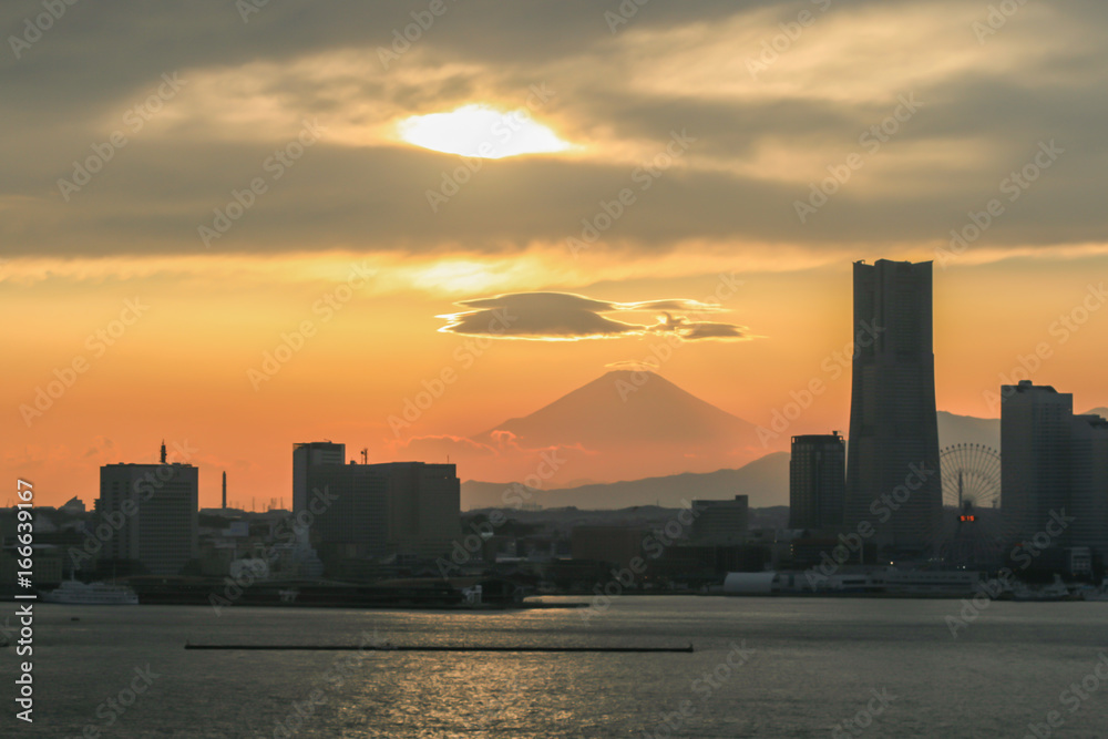 横浜ベイブリッジスカイウォーク黄昏富士山