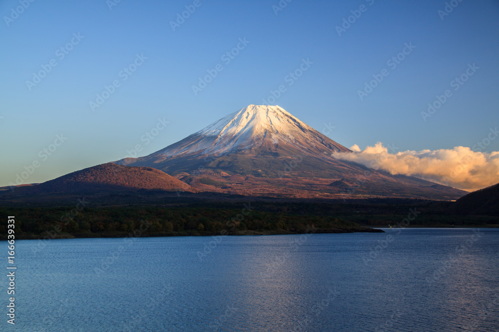 本栖湖から秋の富士山
