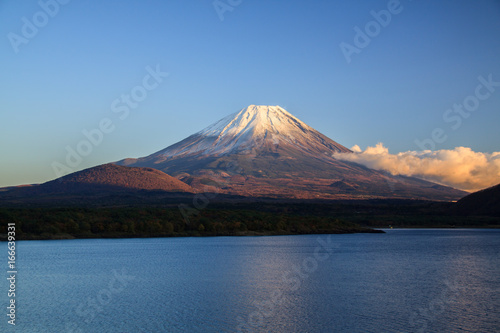 本栖湖から秋の富士山