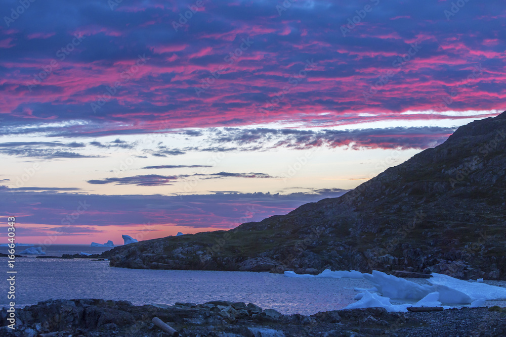 Naklejka premium sunset on Fogo Island, Newfoundland with icebergs