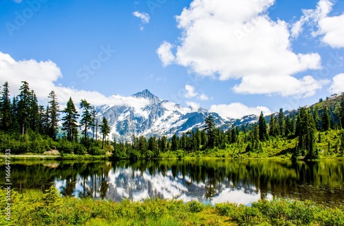 Fototapeta Naklejka Na Ścianę i Meble -  Mt. Shuksan reflected in Picture lake at North Cascades National Park, Washington, USA