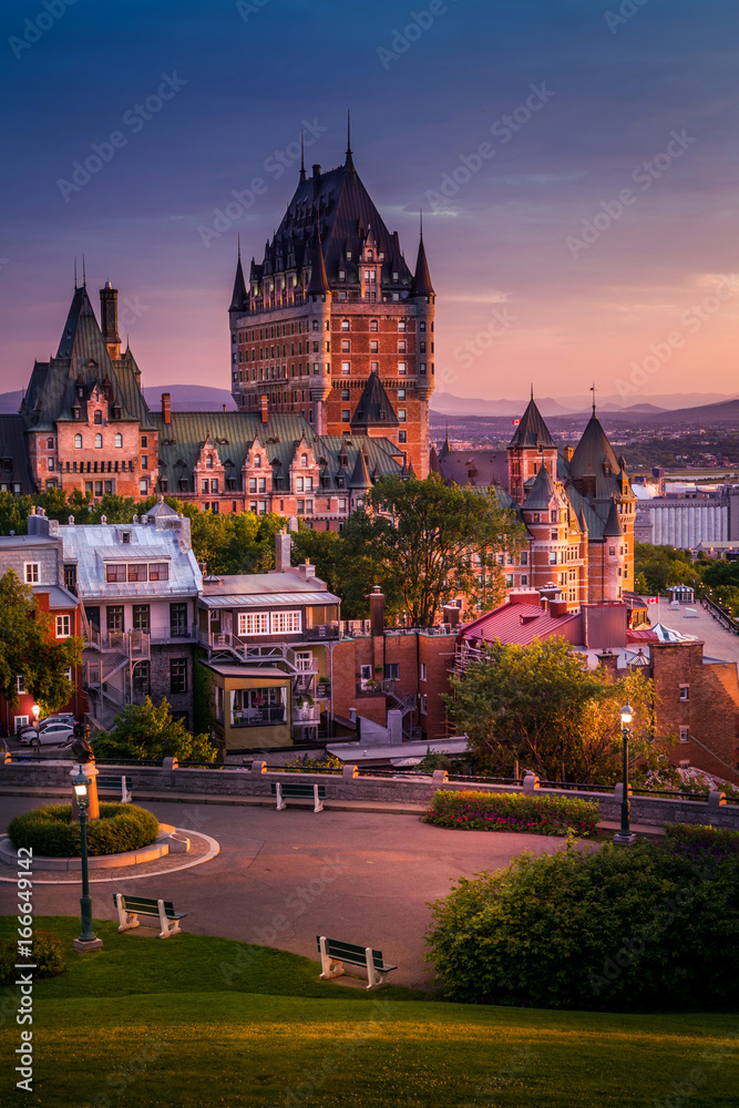 Obraz premium Zamek Frontenac w starym mieście Quebec w pięknym świetle wschodu słońca. Obraz o wysokim zakresie dynamicznym. Koncepcja podróży, wakacji, historii, pejzażu miejskiego, przyrody, lata, hoteli i architektury