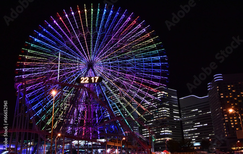 Night view of Ferris wheel and high-rise building illumination