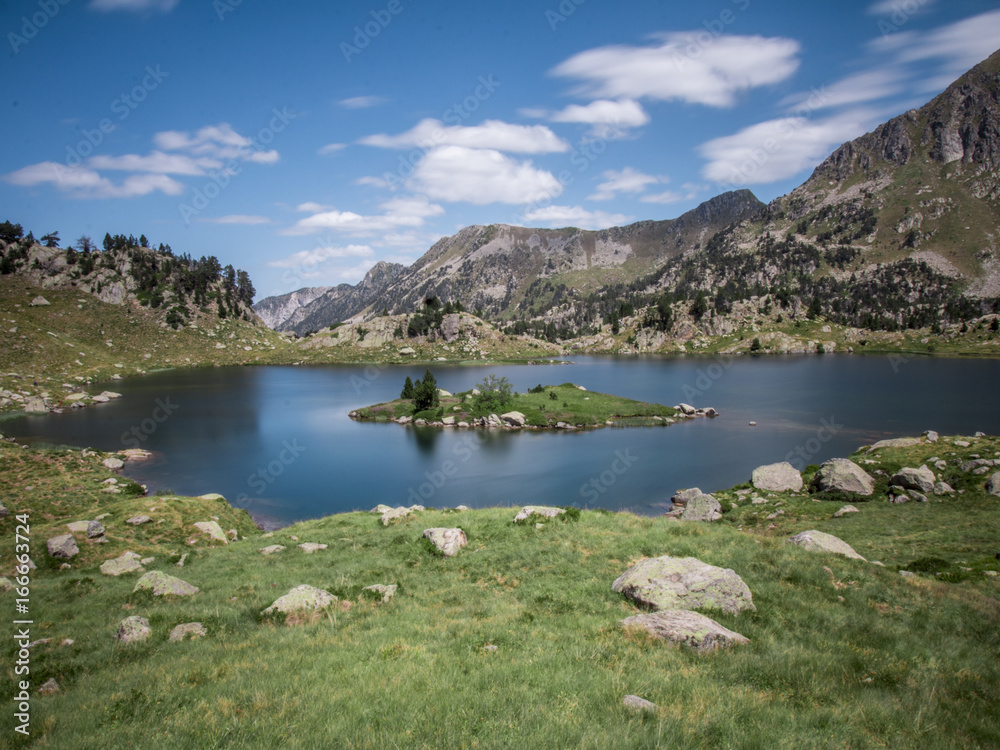 Fototapeta premium Lago con isla