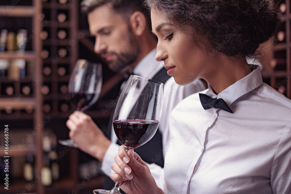Fotografie Sommeliers tasting wine in cellar