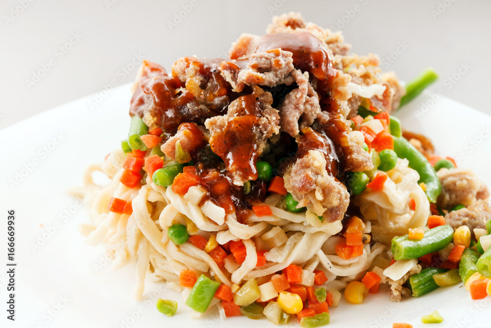 noodle with beef and vegetables noodle with beef and vegetables