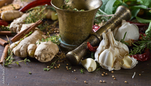 Foto herbs and spices on a wooden table .