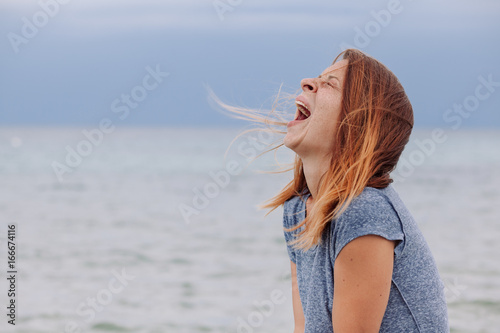 Foto Woman alone and depressed screaming on the bridge