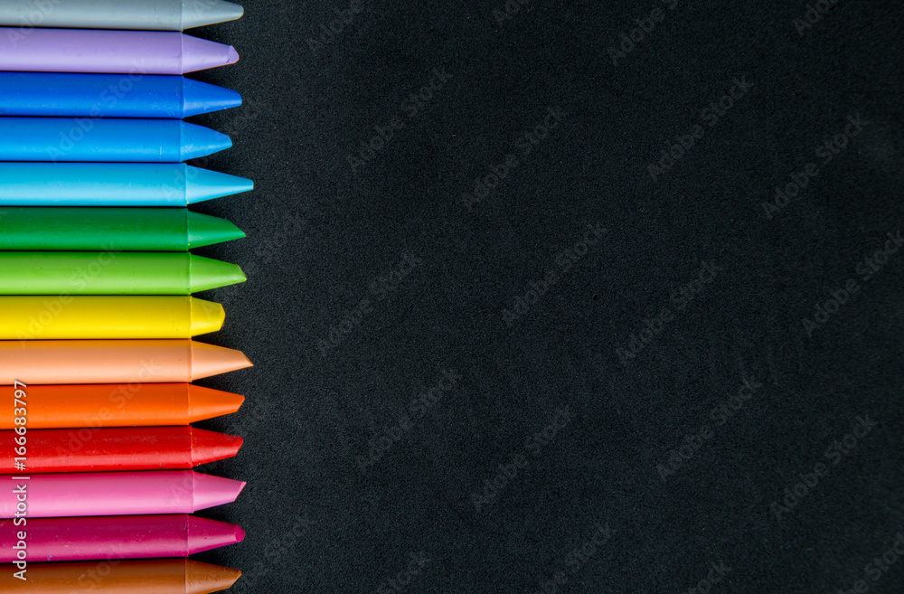 Lapices de colores con fondo negro Lapices de colores con fondo negro