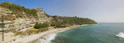 Panoramica spiaggia di Ricadi, Torre Marino, Capo Vaticano, promontorio vista aerea, scogli e sabbia. Vacanza estive in Calabria, Italia