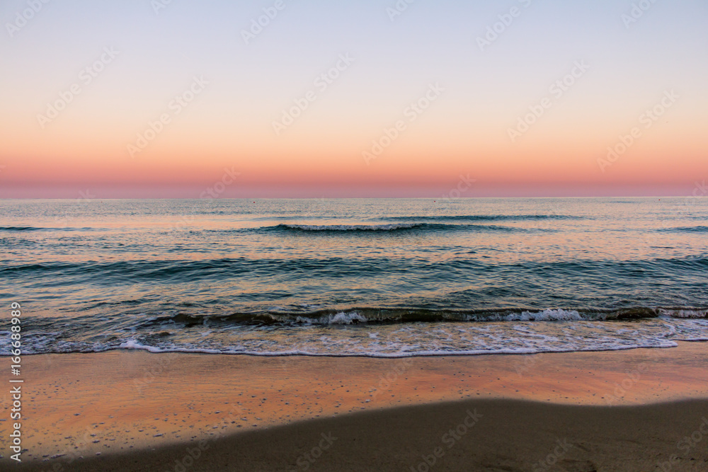 Obraz premium minimalist sunrise over the sea