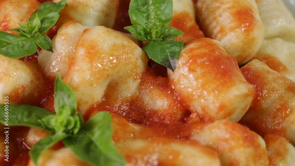 Gnocchi di patate italiani con salsa di pomodoro fresca, basilico in un piatto da ristorante. Gnocchi di patate italiani con salsa di pomodoro fresca, basilico in un piatto da ristorante.
