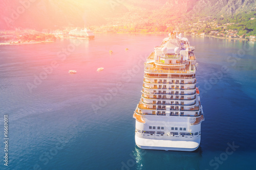 Fotografia Top view of a beautiful cruise liner in the sunlight