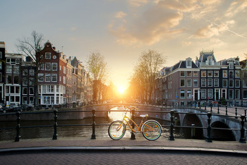 Stickers Amsterdam Fietsen op brug over Amsterdamse gracht  © Prasit Rodphan
