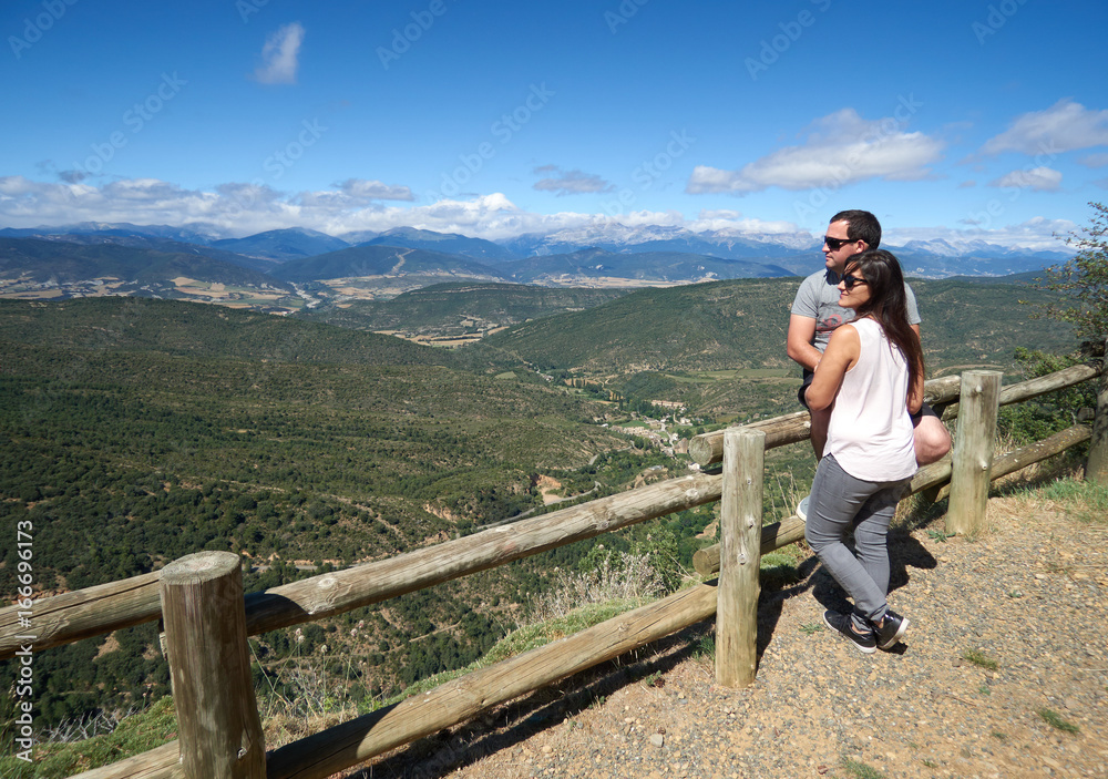 Pareja contemplando el paisaje en Huesca, España