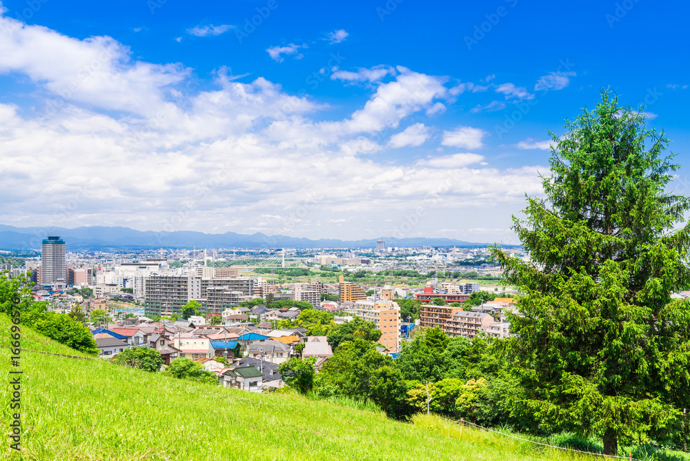 青空が広がる住宅街