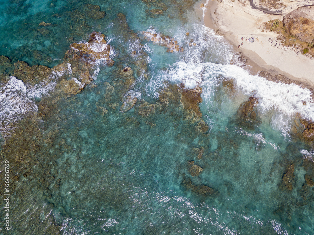Vista aerea di scogli sul mare. Panoramica del fondo marino visto dall’alto, acqua trasparente Vista aerea di scogli sul mare. Panoramica del fondo marino visto dall’alto, acqua trasparente