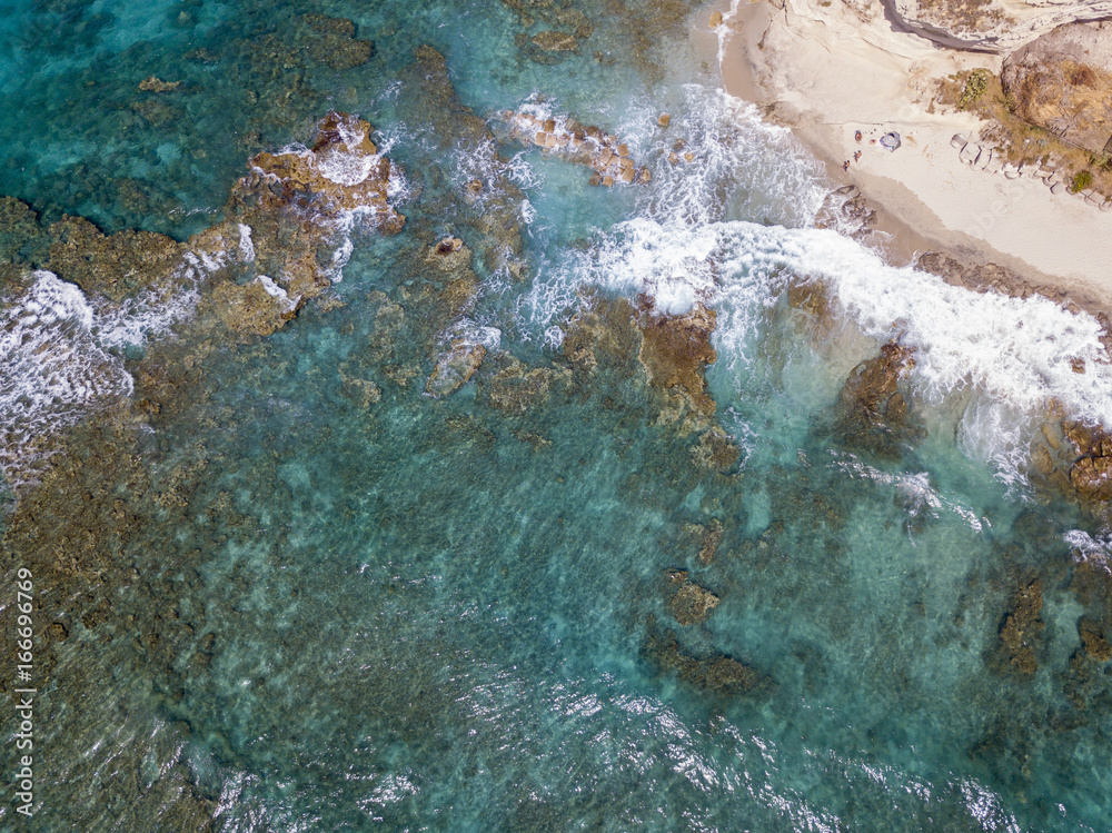 Vista aerea di scogli sul mare. Panoramica del fondo marino visto dall’alto, acqua trasparente