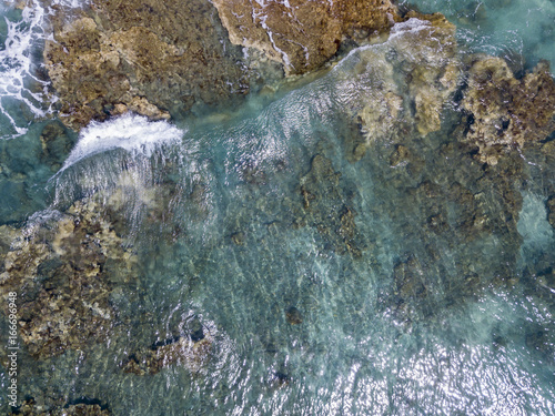 Vista aerea di scogli sul mare. Panoramica del fondo marino visto dall   alto  acqua trasparente
