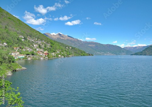 Blick   ber den Lago Maggiore Richtung Ascona und Locarno Kanton Tessin Schweiz