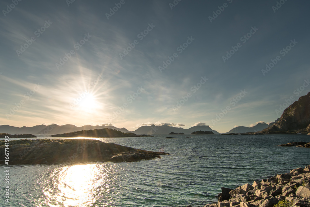 Mittsommernacht bei Henningsvær, Lofoten, Norwegen Mittsommernacht bei Henningsvær, Lofoten, Norwegen