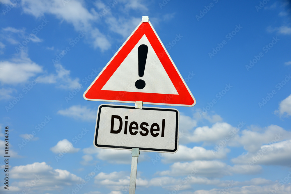 Diesel, Fahrverbot, Abgas, Dieselmotor, Innenstadt, Umweltzone, Feinstaubalarm, Luftverschmutzung, CO2, Dieselfahrzeuge, Dieselgate, Umweltschutz, Schild, symbolisch, Grenzwerte, Stickoxide, Software Diesel, Fahrverbot, Abgas, Dieselmotor, Innenstadt, Umweltzone, Feinstaubalarm, Luftverschmutzung, CO2, Dieselfahrzeuge, Dieselgate, Umweltschutz, Schild, symbolisch, Grenzwerte, Stickoxide, Software