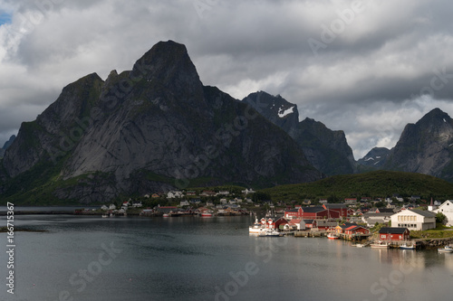 Dorf Sørvågen auf den Lofoten, Norwegen © happylights