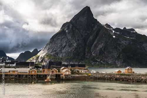 Fischerdorf Sakrisøy auf den Lofoten, Norwegen photo