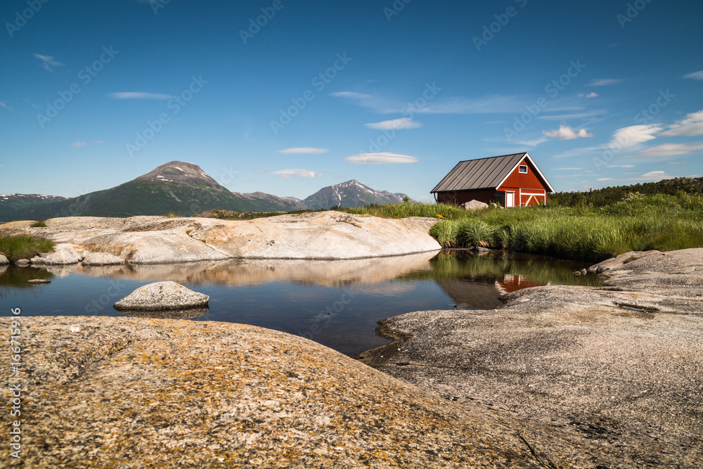 Rote Hütte auf Tjeldøya, Norwegen