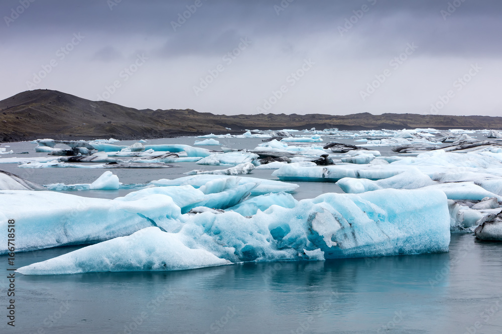 Obraz premium Icebergs floating in Jokulsarlon Lagoon by the southern coast of Iceland