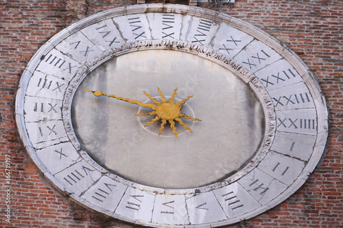 Ancient clock with one hand to measure the hours and Roman numer