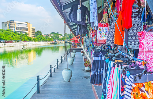 Visit Pettah Floating Market in Colombo, Sri Lanka