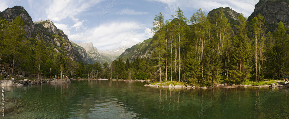 Italia: il lago alpino della Val di Mello, una valle verde circondata da montagne di granito e boschi, ribattezzata la Yosemite Valley italiana dagli amanti della natura