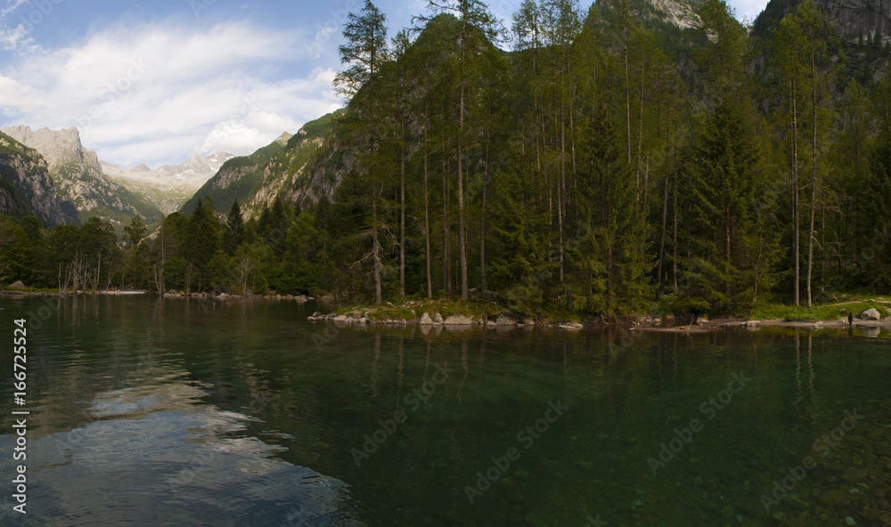 Naklejka premium Italia: il lago alpino della Val di Mello, una valle verde circondata da montagne di granito e boschi, ribattezzata la Yosemite Valley italiana dagli amanti della natura