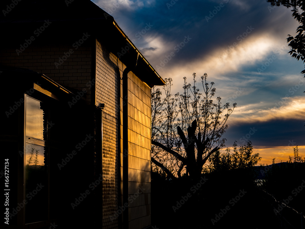 Obraz premium Haus bei Sonnenuntergang, St. Pölten, Österreich