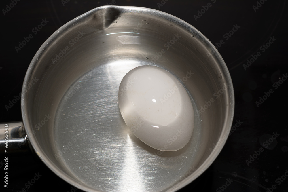 Ei in Pfanne im Wasserrad kochen