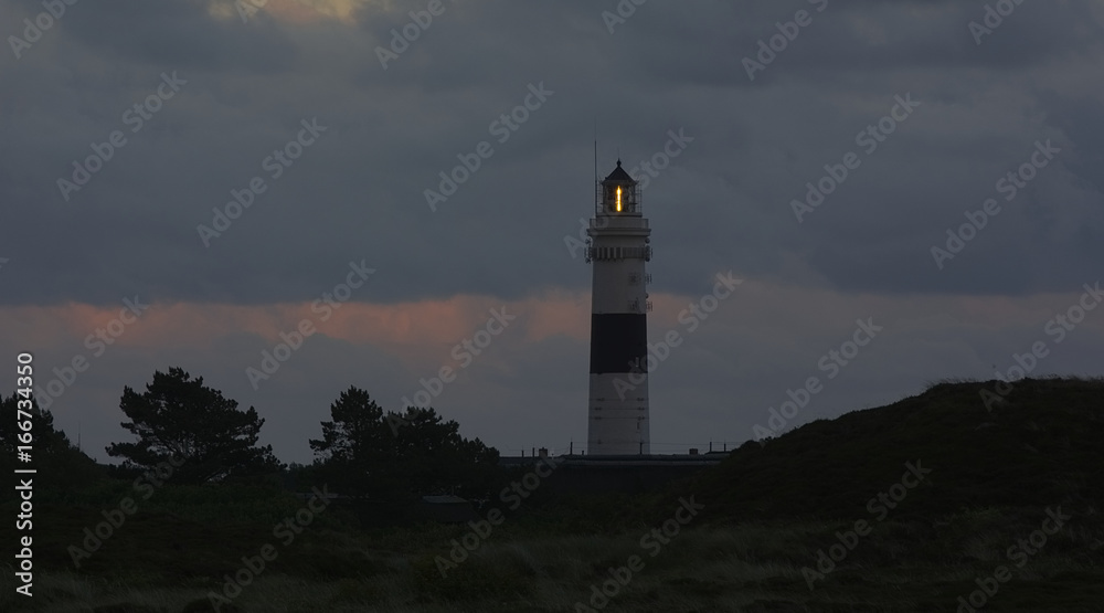 Leuchtturm von Kampen leuchtet am Abend auf der Insel Sylt