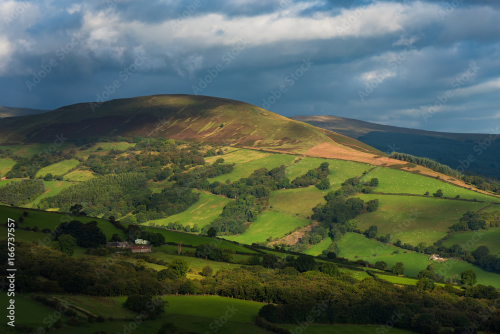 Obraz premium Brecon Mountains with house and storm clouds