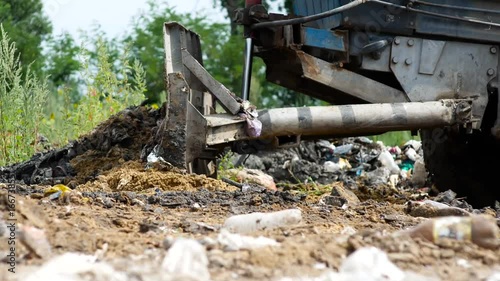Wallpaper Mural Cool truck work at dump Torontodigital.ca