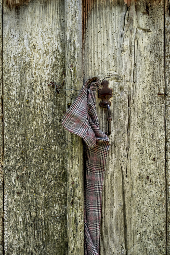 Fototapeta premium Camisa atada en puerta